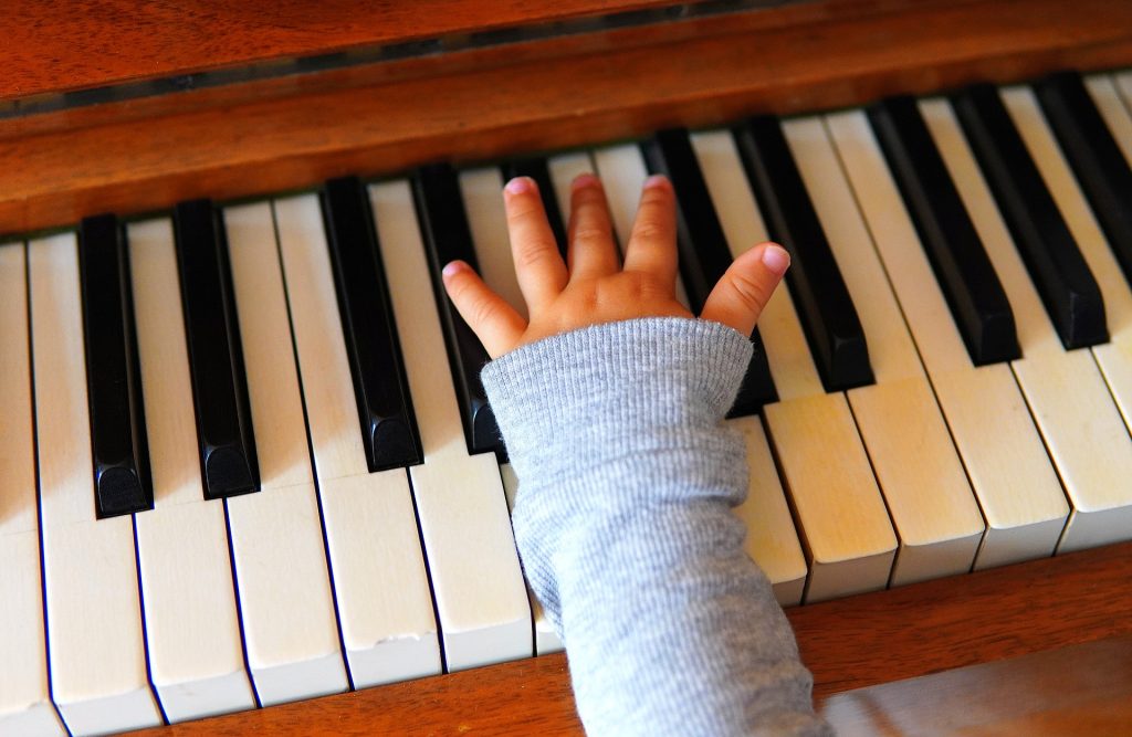 kisgyerek zongorázik